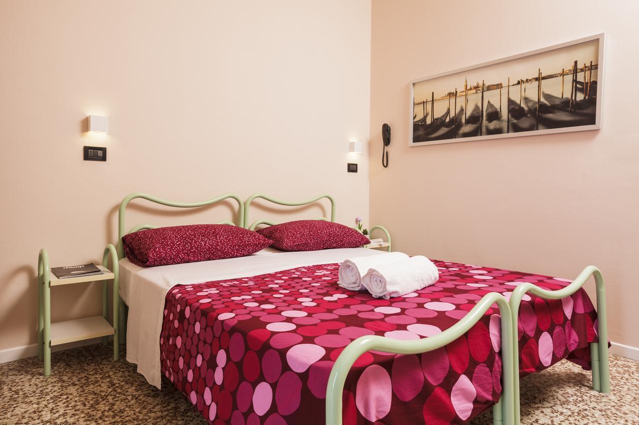 Hotel Paris Римини Екстериор снимка